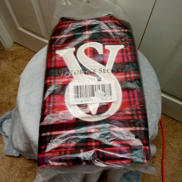 NWT Victoria's Secret VS Red Plaid Print Tote with Faur Fur Edging - Picture 3 of 10